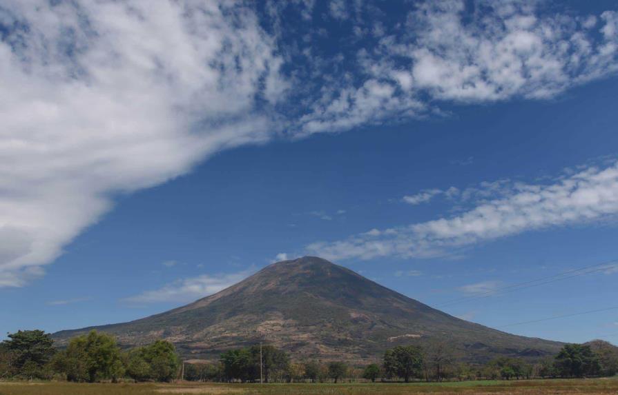 El Salvador emite advertencia por actividad de volcán Chaparrastique