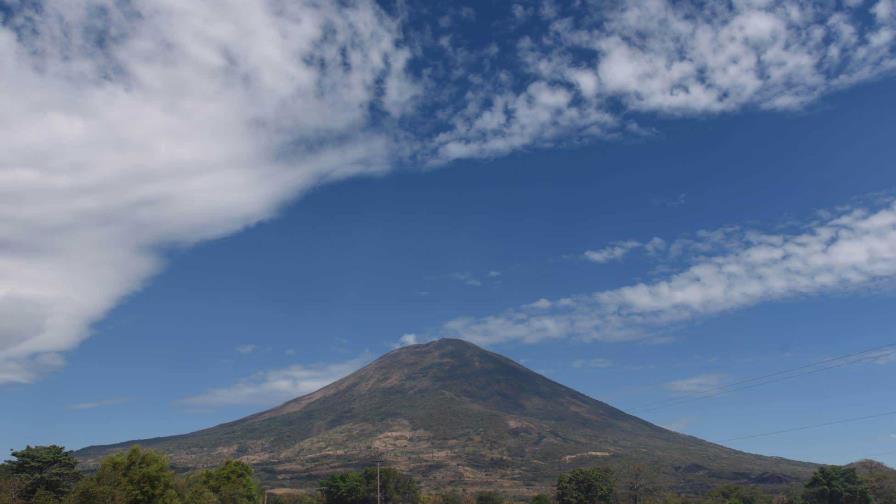El Salvador emite advertencia por actividad de volcán Chaparrastique