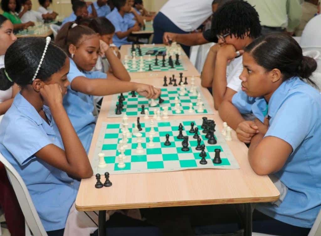 Una gran cantidad de estudiantes participan en calidad de jugadores en el Torneo de Ajedrez Escolar, en las ramas masculina y femenina.