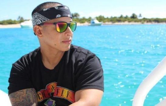 Daddy Yankee disfruta de las playas locales y revela el plato dominicano que más le gusta