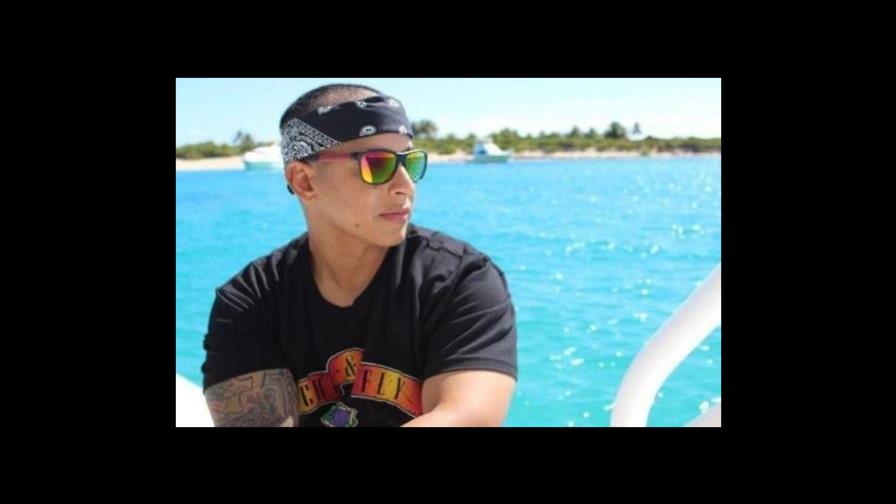 Daddy Yankee disfruta de las playas locales y revela el plato dominicano que más le gusta