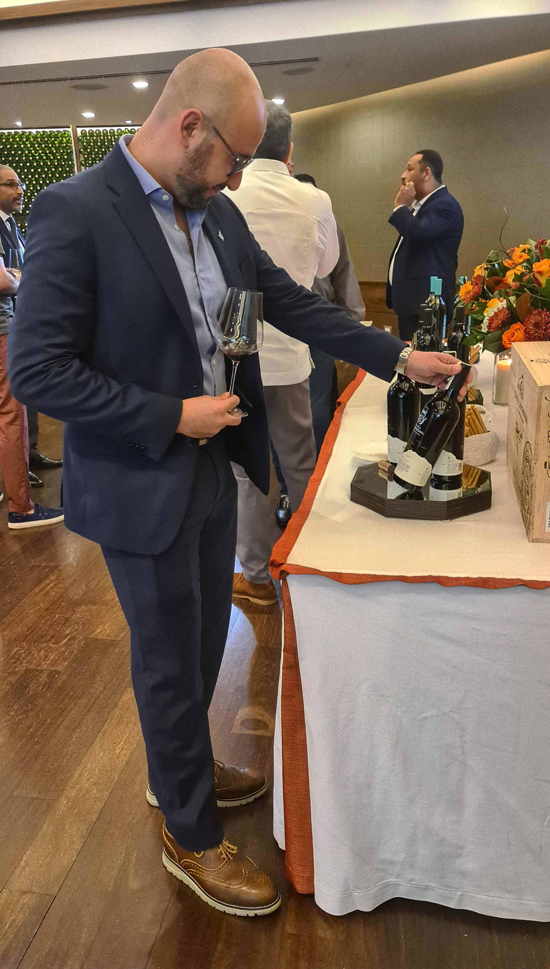 Erick García disfruta de su elección de vino  Marqués de Vargas Reserva.