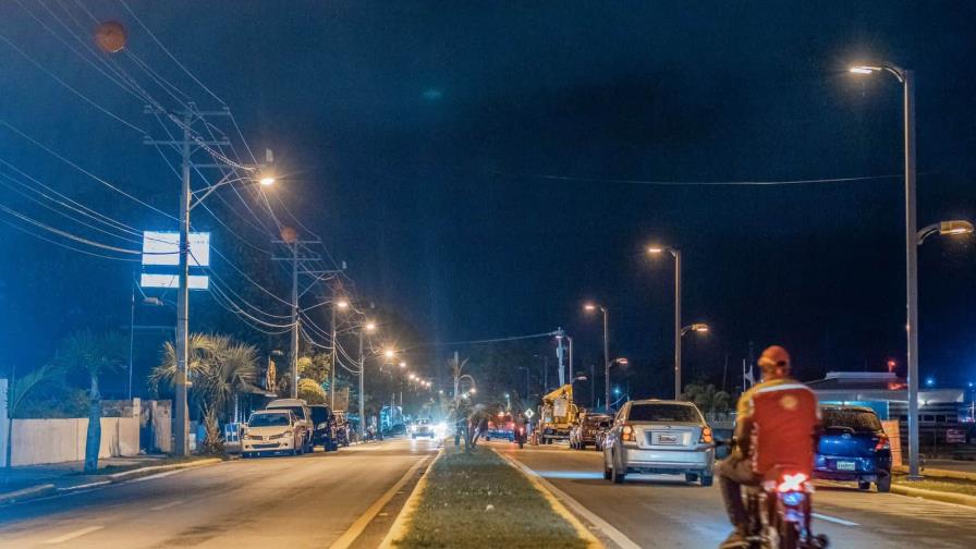 Edesur ilumina malecón turístico de Barahona