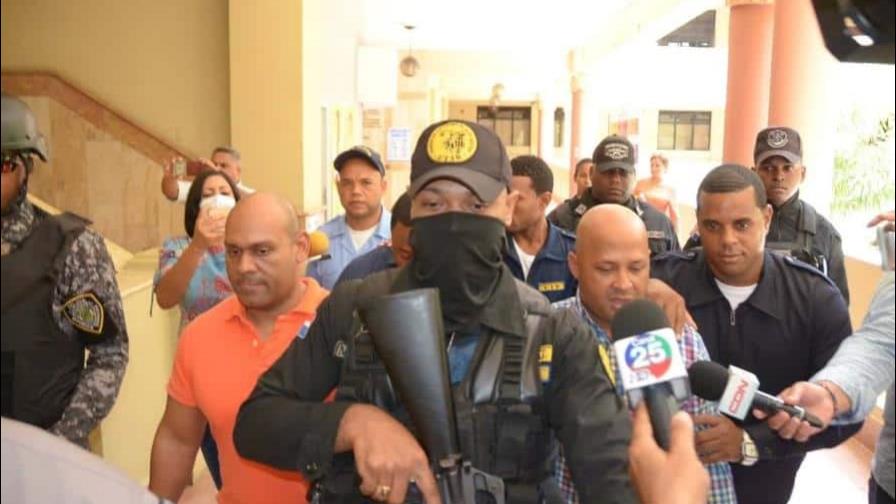 Varían coerción a policía implicado en muerte de peluquero en Santiago Varían coerción a policía implicado en muerte de peluquero en Santiago