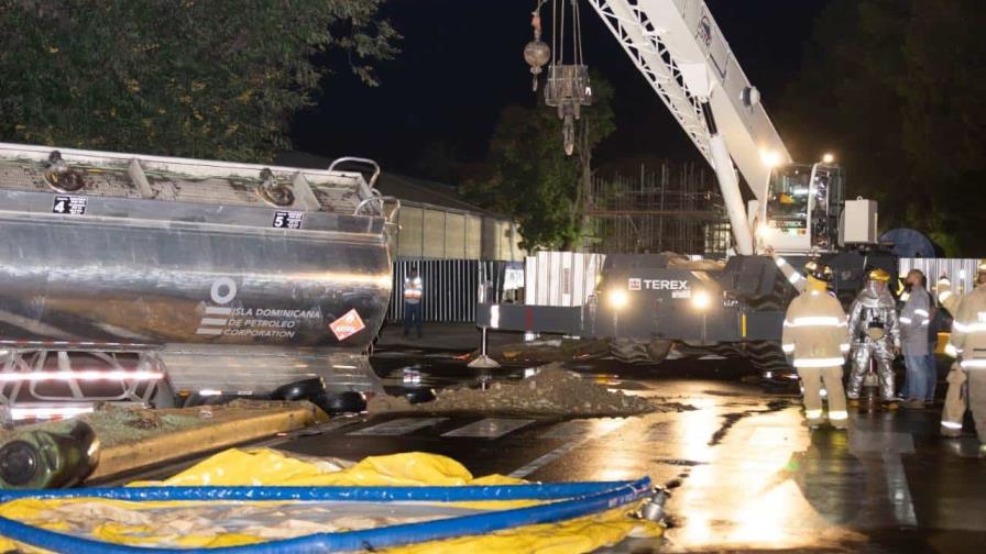 Se produce derrame de combustible en avenida de Santiago al caer tanquero en un hoyo Se produce derrame de combustible en avenida de Santiago al caer tanquero en un hoyo