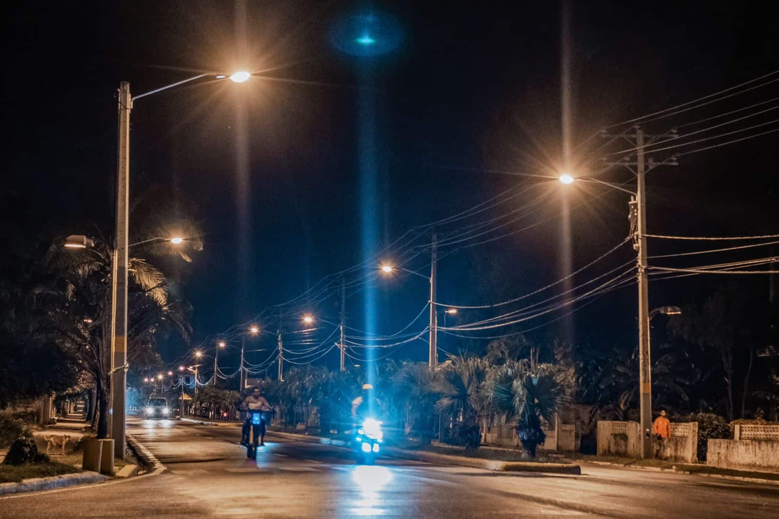 La iluminación abarcó ambas vías de la avenida 