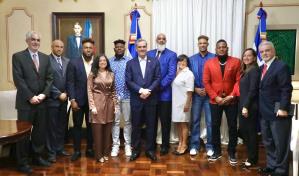 Abinader recibe a lanzadores dominicanos de los Astros, ganadores de Serie Mundial