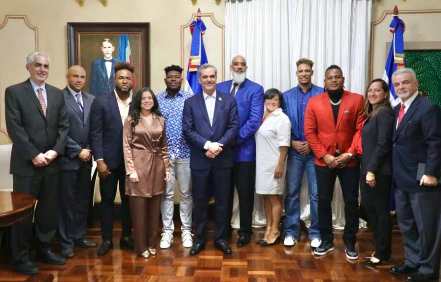 Abinader recibe a lanzadores dominicanos de los Astros, ganadores de Serie Mundial
