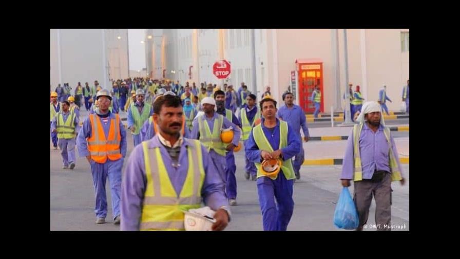 Obreros migrantes piden compensación por abusos en vísperas del mundial