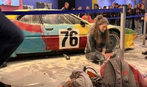 Activistas ecologistas cubren de harina una obra de Andy Warhol en Milán Activistas ecologistas cubren de harina una obra de Andy Warhol en Milán