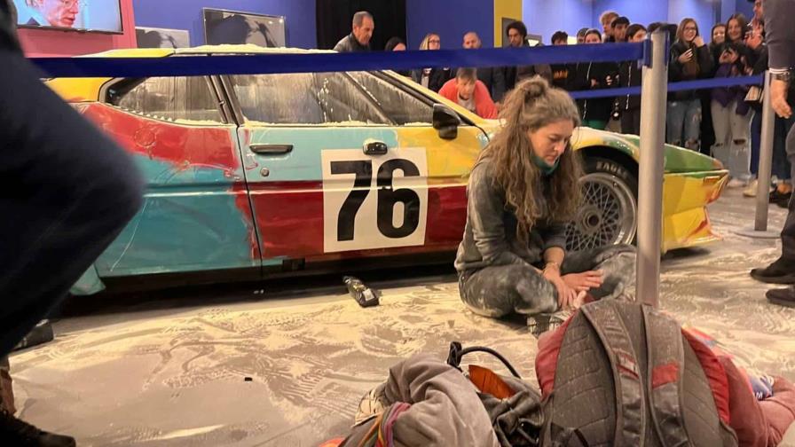 Activistas ecologistas cubren de harina una obra de Andy Warhol en Milán