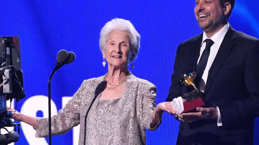 Cantante Ángela Álvarez a sus 95 años gana como Mejor nuevo artista en los Latin Grammy Cantante Ángela Álvarez a sus 95 años gana como Mejor nuevo artista en los Latin Grammy