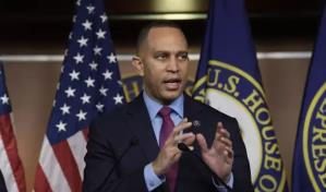 Hakeem Jeffries guarda silencio sobre su posible candidatura y celebra el legado de Pelosi como líder demócrata