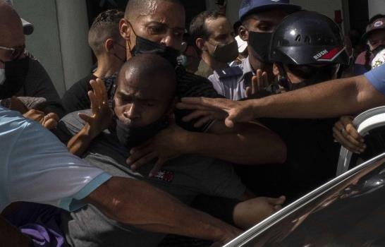 Cuba: Impiden reunión entre padres de manifestantes presos y delegación de EEUU