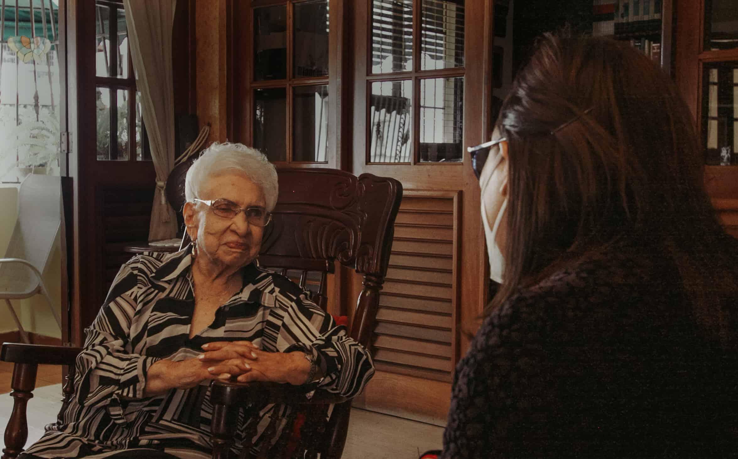 María Cristina Camilo Rodríguez, conocida cariñosamente como Maíta, conversa con la productora de televisión, Edilenia Tactuk.