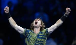 Rublev gana a Tsitsipas y va a semis en Finales de la ATP