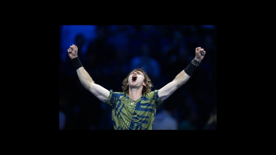 Rublev gana a Tsitsipas y va a semis en Finales de la ATP