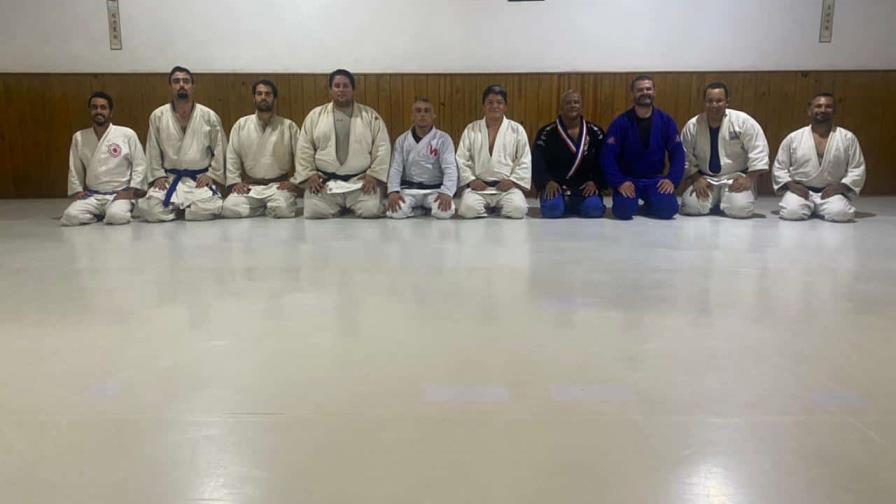 Agentes policiales se capacitan en Jiu-jitsu brasileño y artes marciales Agentes policiales se capacitan en Jiu-jitsu brasileño y artes marciales