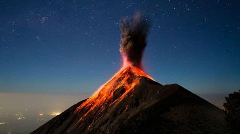 El volcán de Fuego registra 10 explosiones por hora en Guatemala