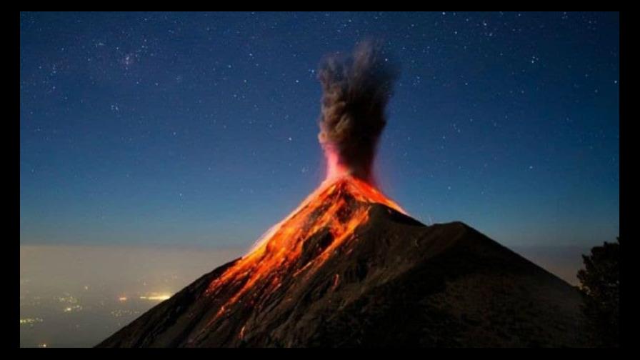 El volcán de Fuego registra 10 explosiones por hora en Guatemala