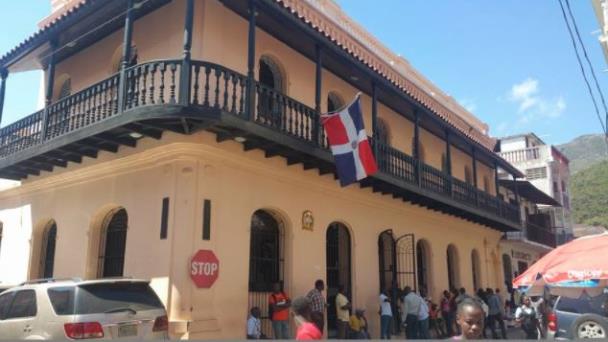 Intentan quemar dos consulados dominicanos en Haití