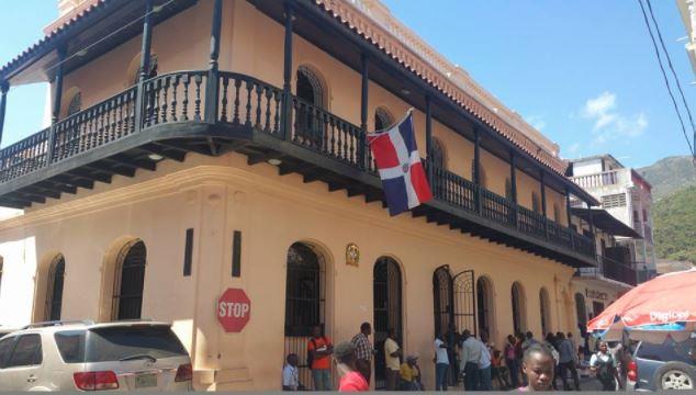 Intentan quemar dos consulados dominicanos en Haití