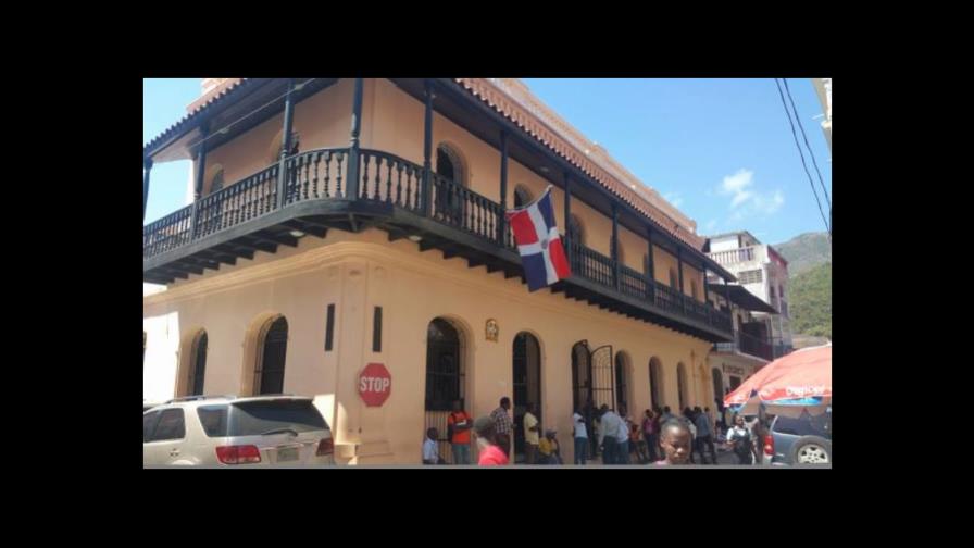 Intentan quemar dos consulados dominicanos en Haití