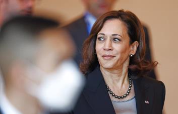 Kamala Harris se reúne con Xi Jinping, pide comunicación abierta EEUU-China