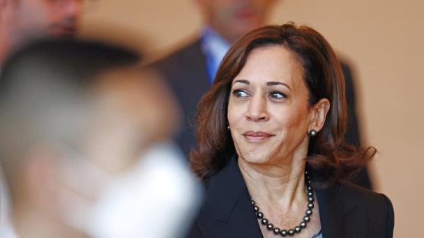 Kamala Harris se reúne con Xi Jinping, pide comunicación abierta EEUU-China