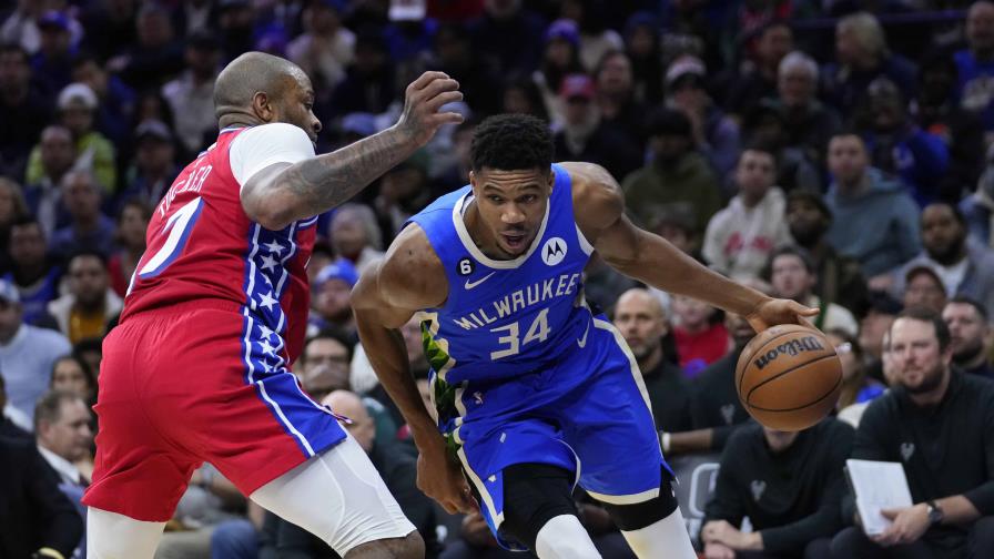 Antetokounmpo riñe con trabajador en arena, arroja escalera