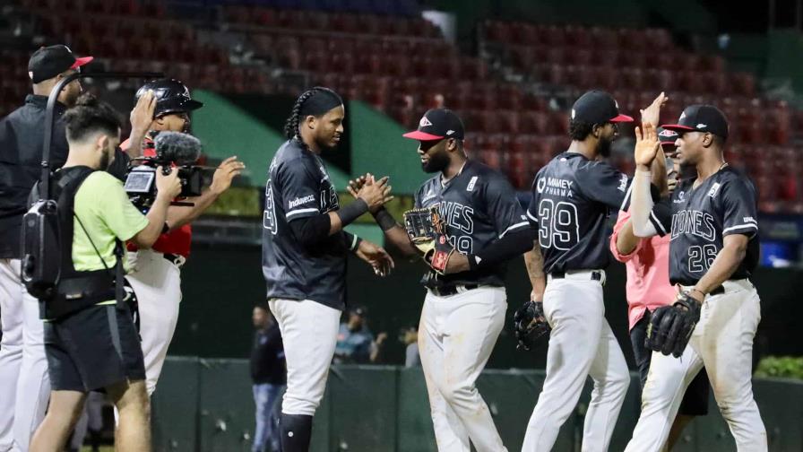 Leones ganan a Gigantes y empatan serie particular en la pelota invernal Leones ganan a Gigantes y empatan serie particular en la pelota invernal