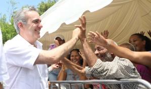 La reelección, el tema detrás de los recorridos del presidente Luis Abinader