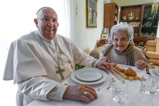 El papa viaja a ciudad natal de su padre en Italia