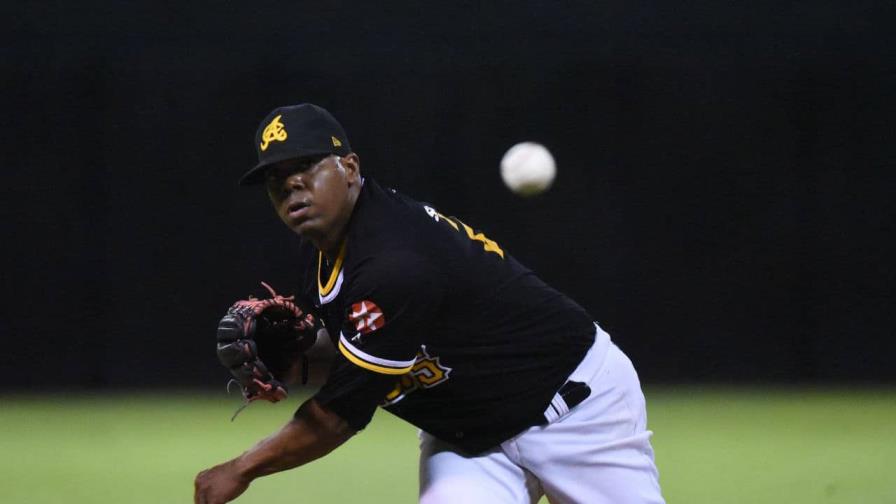 Águilas Cibaeñas vuelven a la cima del torneo al derrotar a los Tigres del Licey Águilas Cibaeñas vuelven a la cima del torneo al derrotar a los Tigres del Licey