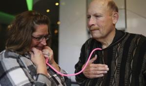 Madre escucha el corazón de su hija donado en trasplante