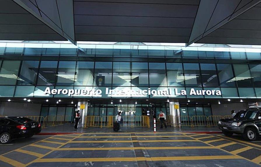 Un grupo de 25 dominicanos quedan varados en aeropuerto de Guatemala