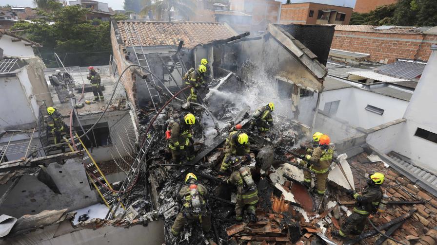 Avioneta cae en barrio residencial de Medellín y deja al menos ocho muertos