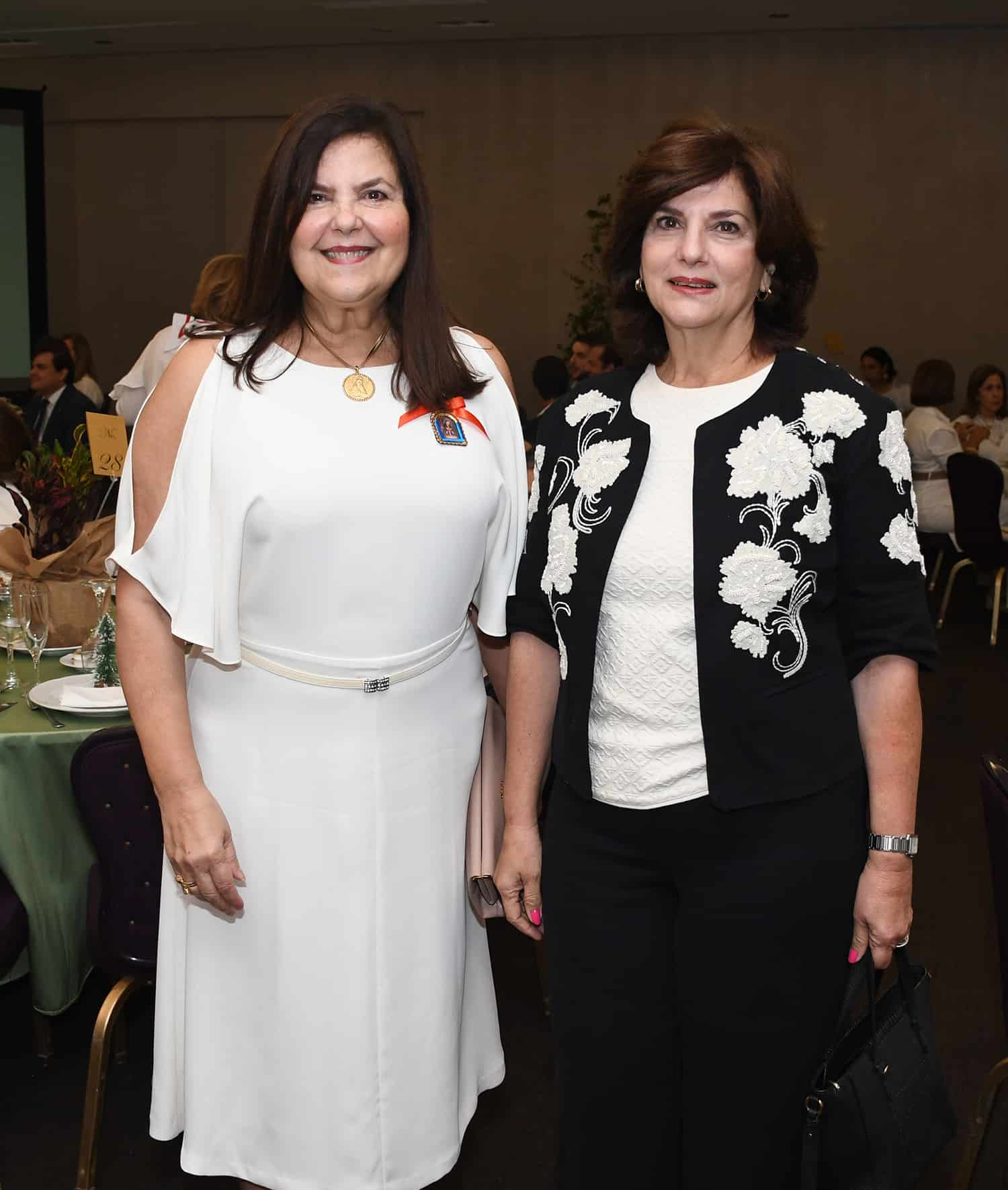 Sonia Villanueva de  Brouwer  y Sara Villanueva de Read.<br><br>