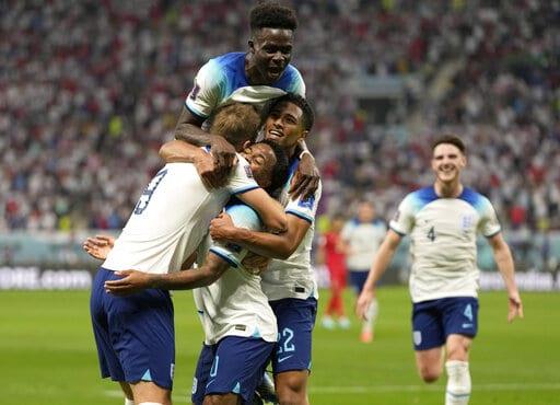 Inglaterra arrasa a Irán en la cancha polémica afuera