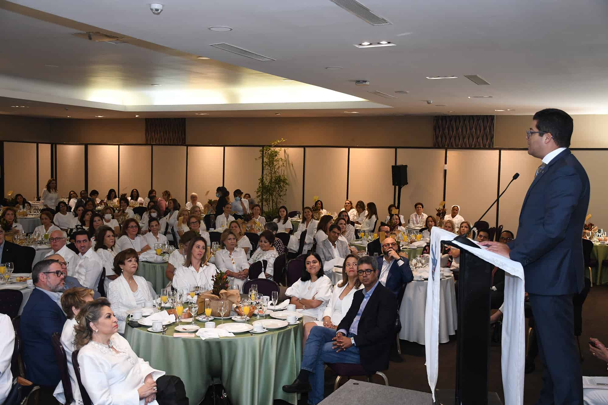 Rafael E. Izquierdo, VP Ejecutivo Senior del Grupo Universal, expone a los asistentes.