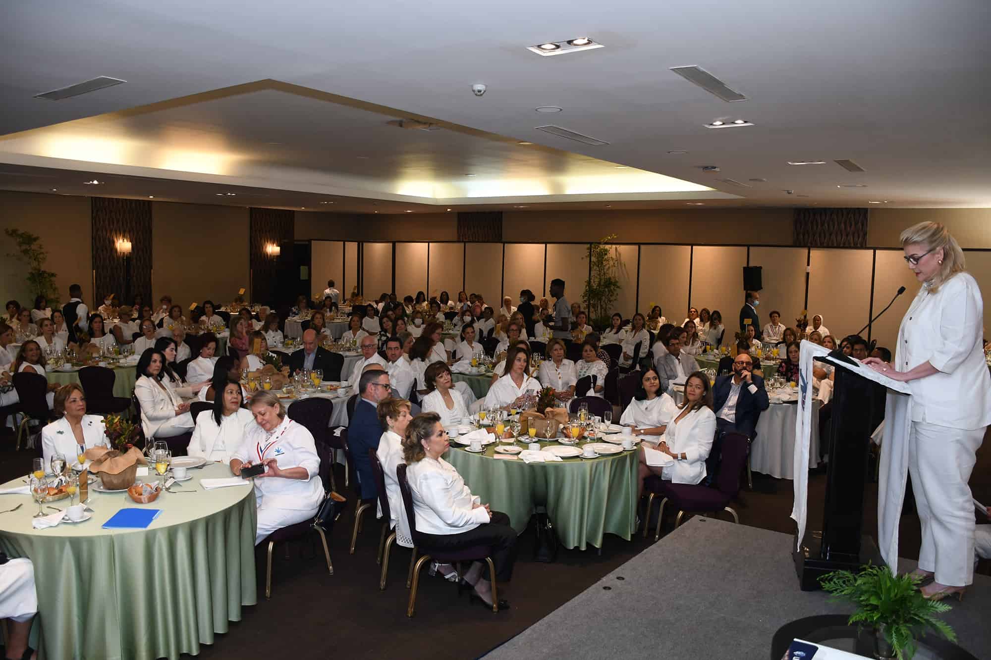 María Marranzini de Valdez, presidente del Voluntariado CECANOT,&nbsp; durante la conferencia “El buen samaritano, hoy”.