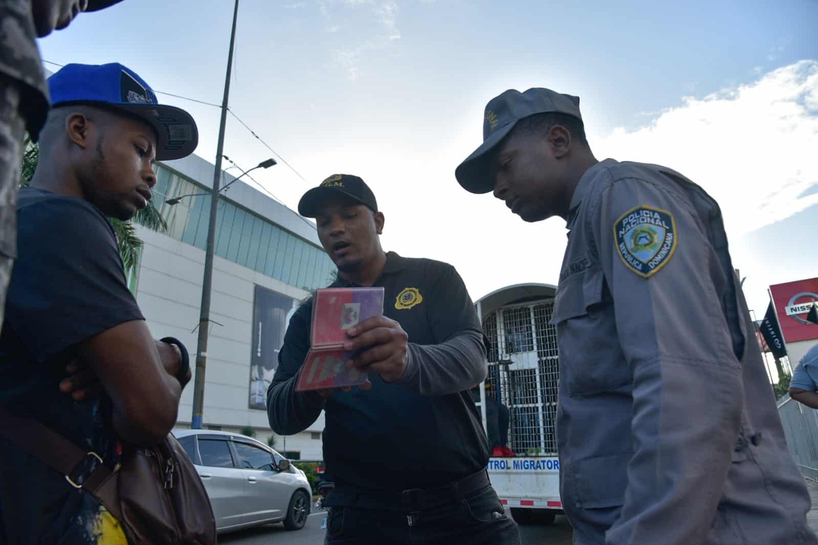 Agentes de Migración y la Policía Nacional revisan los documentos de una persona este lunes 21 de noviembre de 2022.