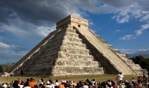 Turista sube al Castillo de Chichén Itzá sin permiso y pobladores se indignan