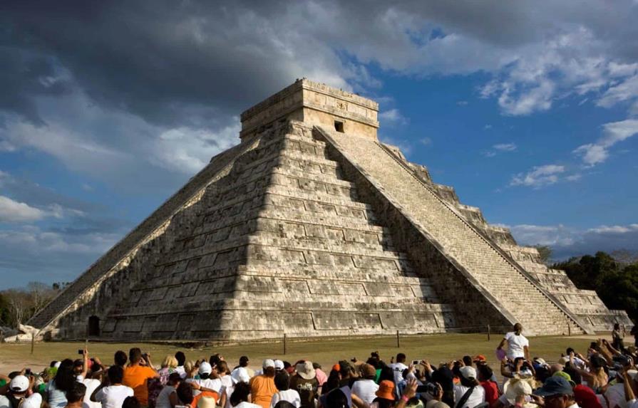Turista sube al Castillo de Chichén Itzá sin permiso y pobladores se indignan