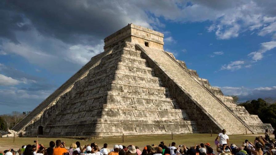 Turista sube al Castillo de Chichén Itzá sin permiso y pobladores se indignan