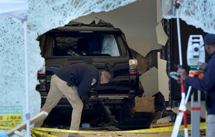 Detienen a hombre que dejó un muerto tras chocar su auto contra tienda de Apple en EEUU