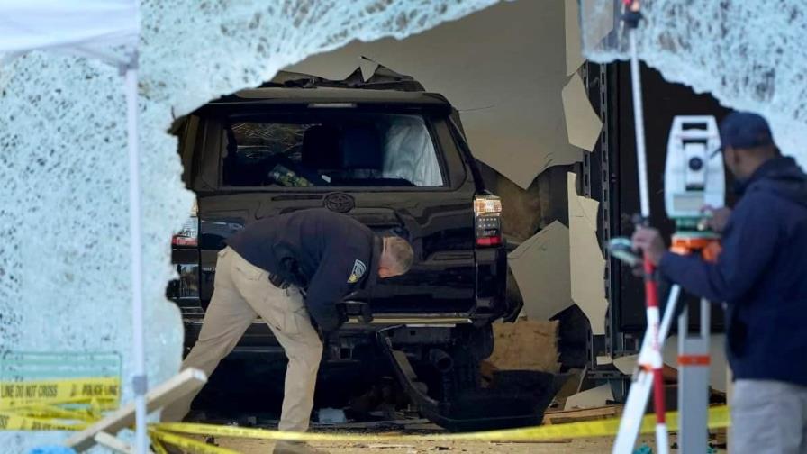 Detienen a hombre que dejó un muerto tras chocar su auto contra tienda de Apple en EEUU