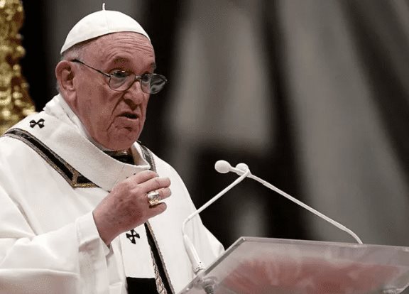 Papa Francisco descarta ordenación de mujeres pero hay que dar más lugar