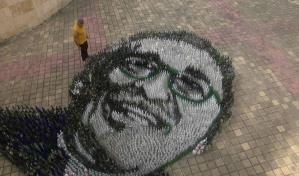 Con botellas recicladas, artista colombiano homenajea a Gabriel García Márquez