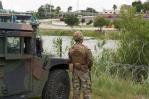 Con vehículos militares, Texas busca repeler a inmigrantes en frontera de EEUU Con vehículos militares, Texas busca repeler a inmigrantes en frontera de EEUU